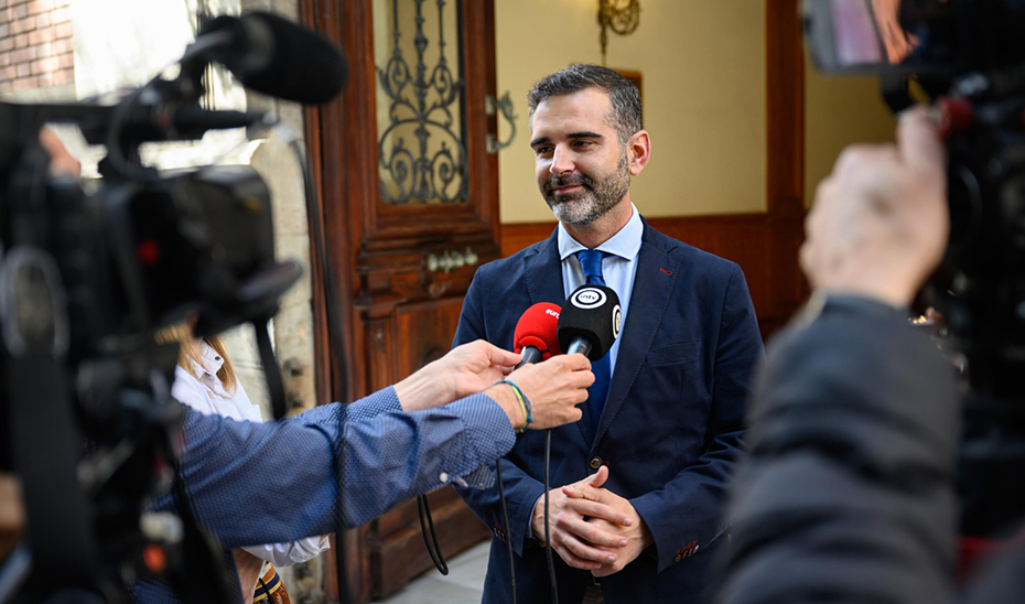 
			      Ramón Fernández-Pacheco, consejero de Sostenibilidad, Medio Ambiente y Economía Azul, durante su atención a los medios de comunicación.			    
			  