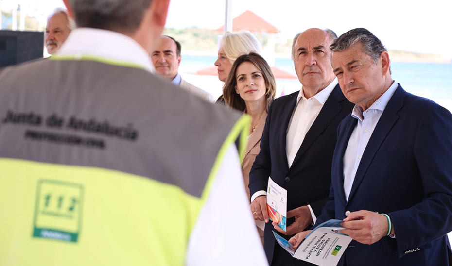 
			      Antonio Sanz conversa con asistentes a la presentación de la guía didáctica para prevenir accidentes y ahogamientos en el medio acuático.			    
			  