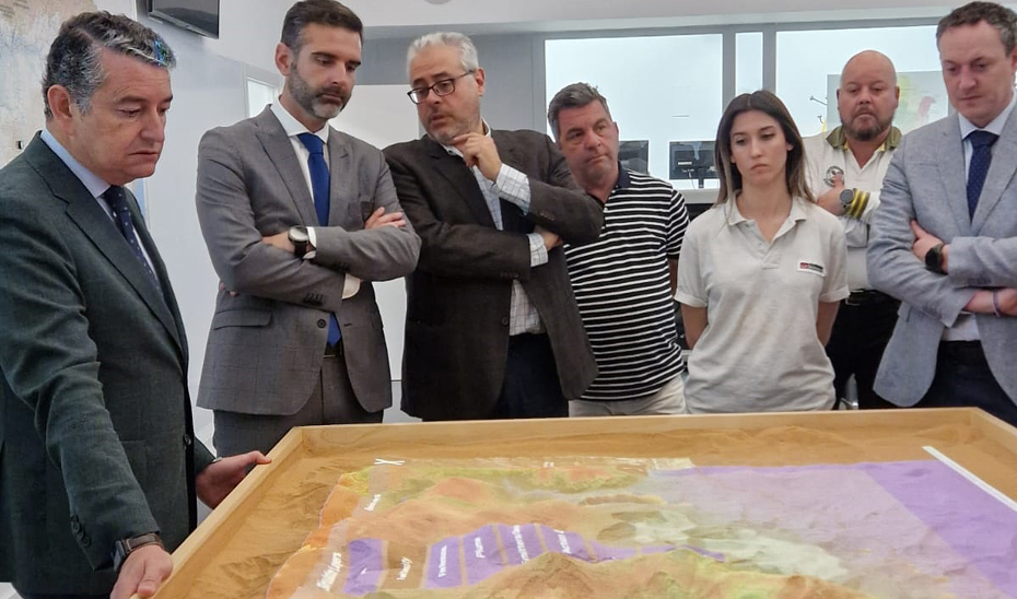 Los consejeros de la Presidencia, Interior, Diálogo Social y Simplificación Administrativa, Antonio Sanz, y de Sostenibilidad, Medio Ambiente y Economía Azul, Ramón Fernández-Pacheco, durante la visita al Centro Operativo Regional del Infoca.