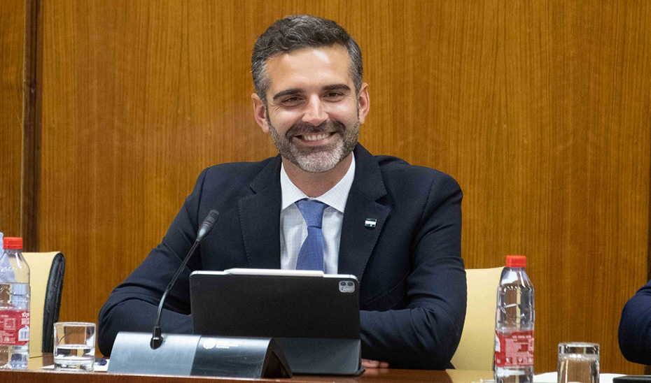 El consejero de Sostenibilidad, Medio Ambiente y Economía Azul, Ramón Fernández-Pacheco, informa en comisión.