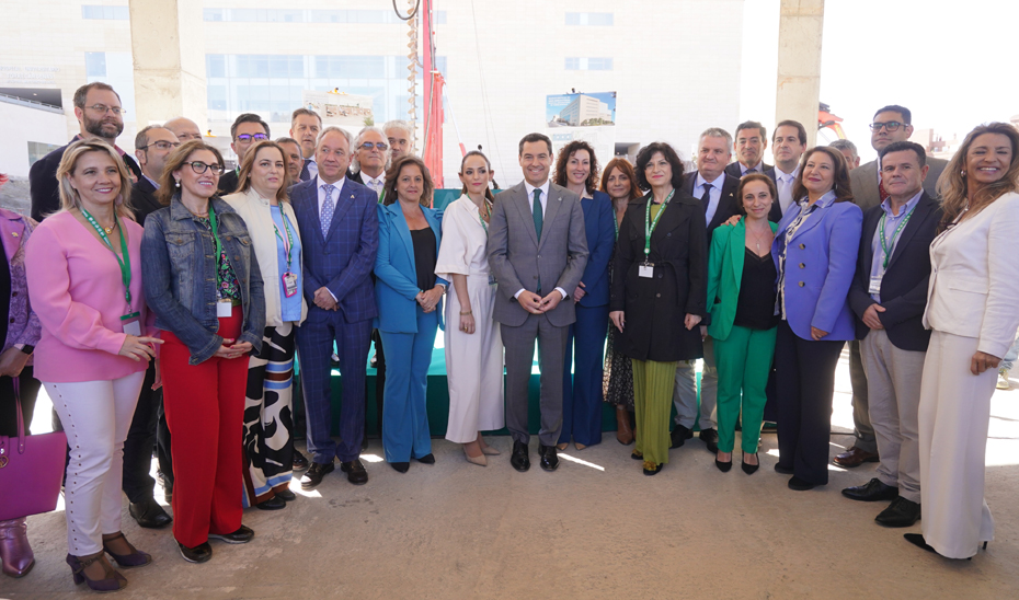 Foto de familia del presidente andaluz, junto a los profesionales y autoridades asistentes al acto de primera piedra del nuevo Hospital Materno-Infantil de Almería.