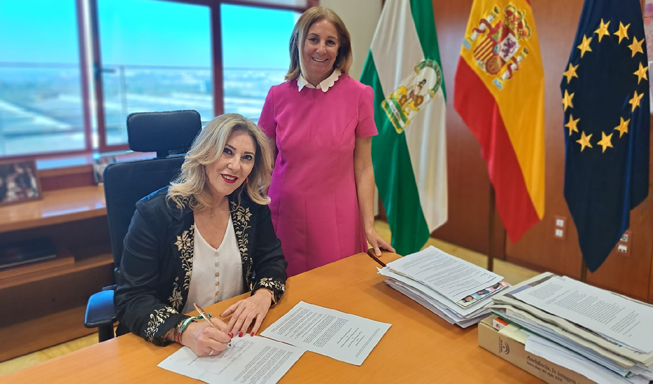 La consejera de Economía, Hacienda y Fondos Europeos, Carolina España, acompañada por la viceconsejera, Amelia Martínez, firma el convenio de integración de Andalucía en la \u0027Alianza Europea de Regiones de Semiconductores\u0027.