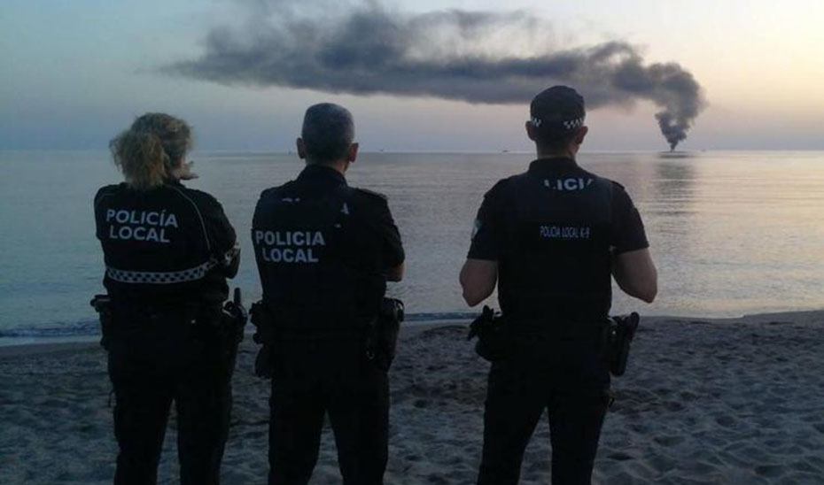 Arde embarcación en Salobreña (Foto de Ideal Granada)