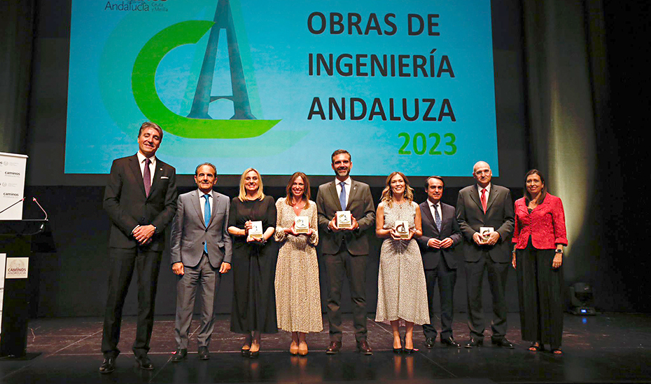Los consejeros de Sostenibilidad y Fomento, con el resto de galardonados por el Colegio de Ingenieros de Caminos, Canales y Puertos.