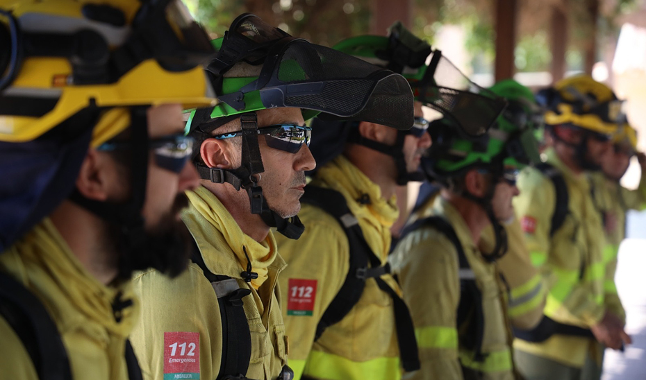 Agentes del Plan Infoca contra los incendios forestales en Andalucía.