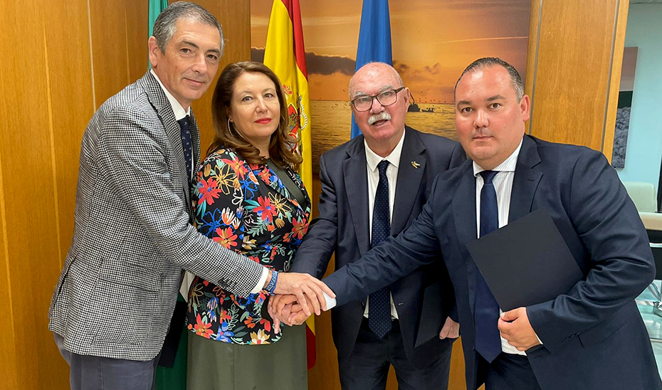 
			      La consejera de Agricultura, Carmen Crespo, y representantes de los regantes de Huelva tras alcanzar el acuerdo.			    
			  