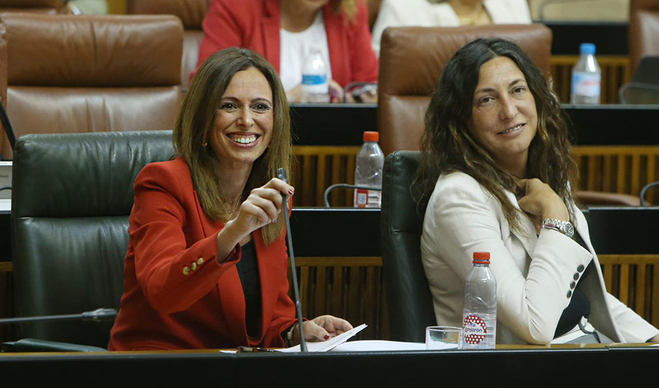 Rocío Díaz, junto a Loles López, consejera de Inclusión Social, en la sesión de este jueves del Pleno del Parlamento de Andalucía.
