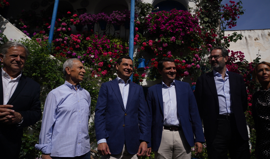 Juanma Moreno, acompañado de autoridades cordobesas y vecinos, durante la visita a los patios.