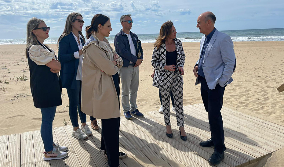 La consejera de Fomento, junto al resto de autoridades, en la Almadraba de Nueva Umbría.
