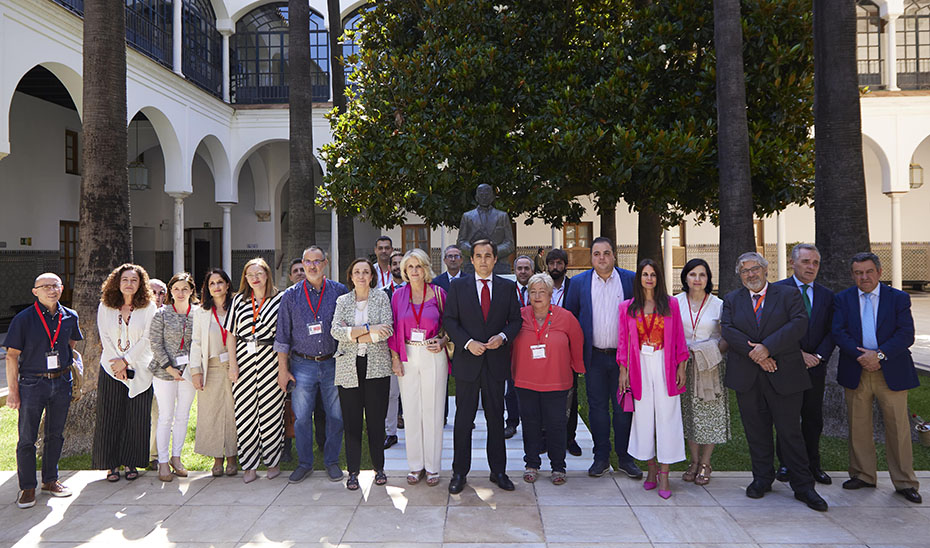 
			      El consejero de Justicia, José Antonio Nieto, posa junto a representantes de los distintos colectivos que han realizado aportaciones a la norma.			    
			  