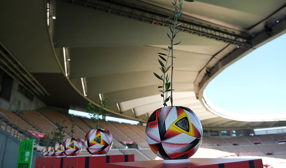 El balón de la final de la Copa del Rey con ramas de olivo que simbolizan la compensación de la huella de carbono que genera el evento.