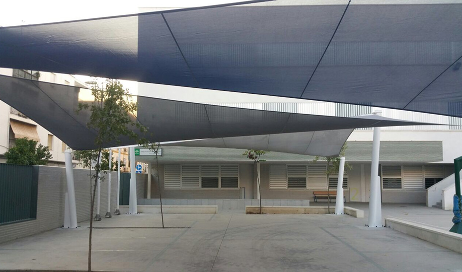 Instalación de refrigeración adiabática en zonas exteriores de un centro educativo.