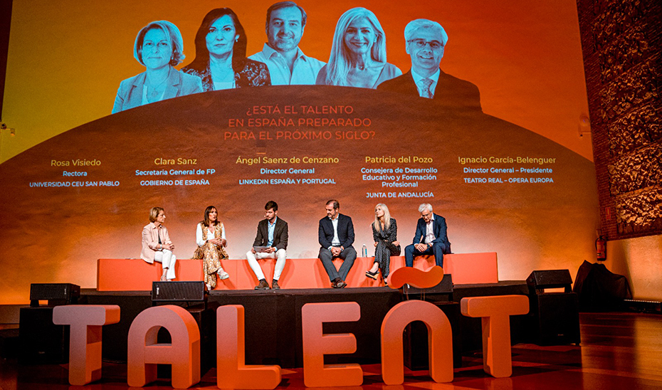 
			      La consejera de Desarrollo Educativo, en un momento del encuentro celebrado en Madrid.			    
			  