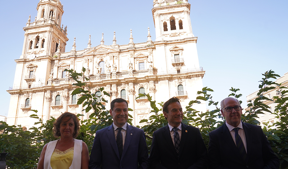 El presidente andaluz, junto a la consejera de Salud, el alcalde de Jaén y el delegado del Gobierno en la provincia.