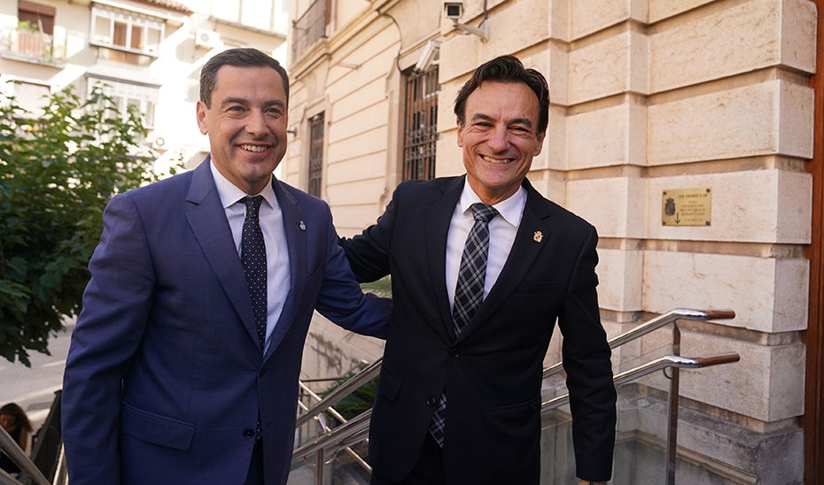 Saludo entre el presidente andaluz, Juanma Moreno, y el alcalde de Jaén, Agustín González.
