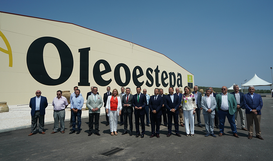 Foto de familia de la visita del presidente de la Junta a las instalaciones de Oleoestepa.