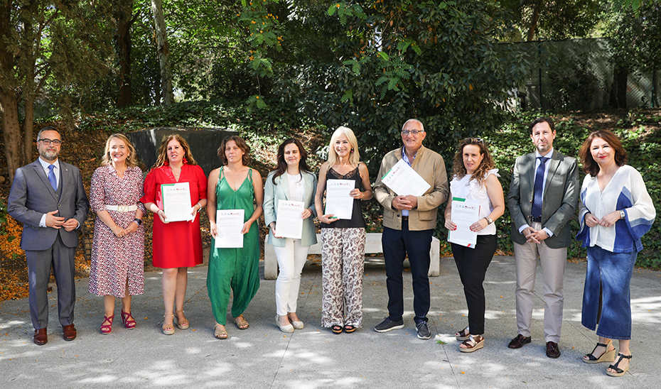 
			      La consejera Patricia del Pozo, con los representantes de las centrales sindicales tras la firma del acuerdo.			    
			  