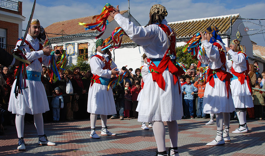 Danza de los Locos en la Plaza Real del municipio cordobés de Fuente Carreteros. FOTO: IAPH.