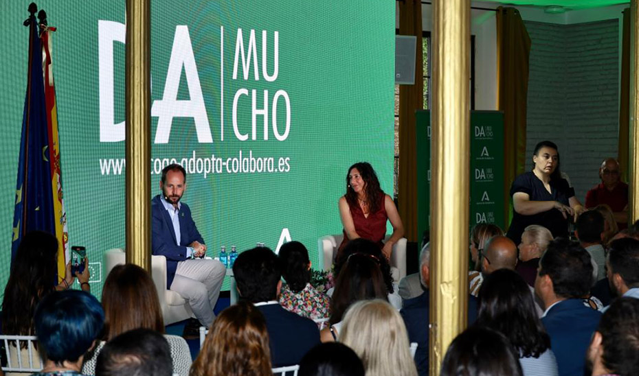 La consejera de Inclusión Social, Lóles López, durante la presentación de la campaña 'Acoger, adoptar, colaborar, DA MUCHO'.