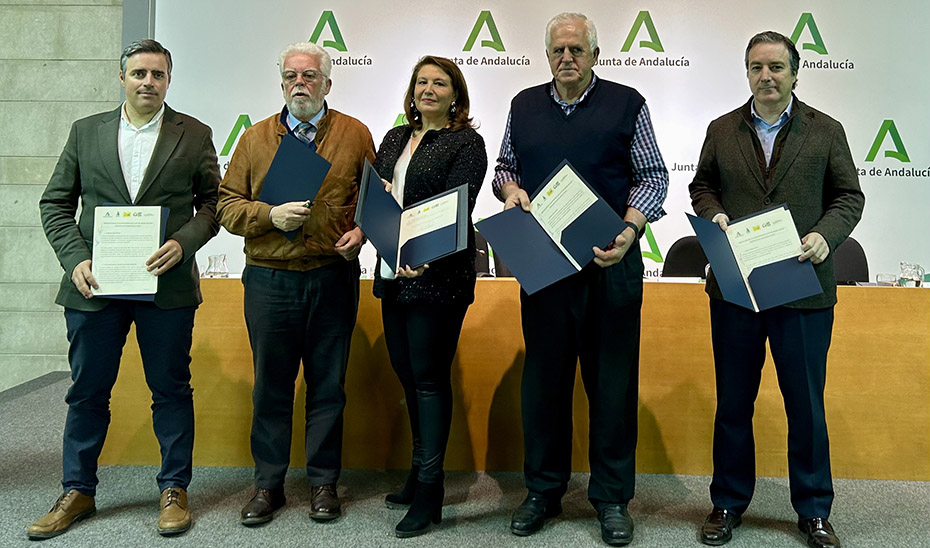 Imagen de archivo de la firma de las alegaciones de la PAC por parte de la consejera de Agricultura, Carmen Crespo, y los representantes de las organizaciones agrarias y Cooperativas-Agroalimentarias de Andalucía.