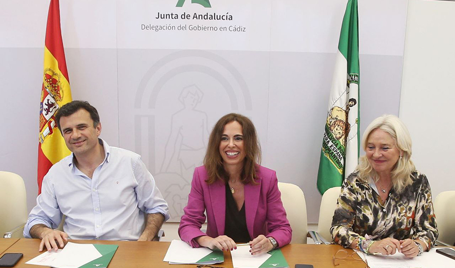La consejera de Fomento, Rocío Díaz, entre el alcalde de Cádiz, Bruno García, y la delegada del Gobierno en la provincia, Mercedes Colombo.