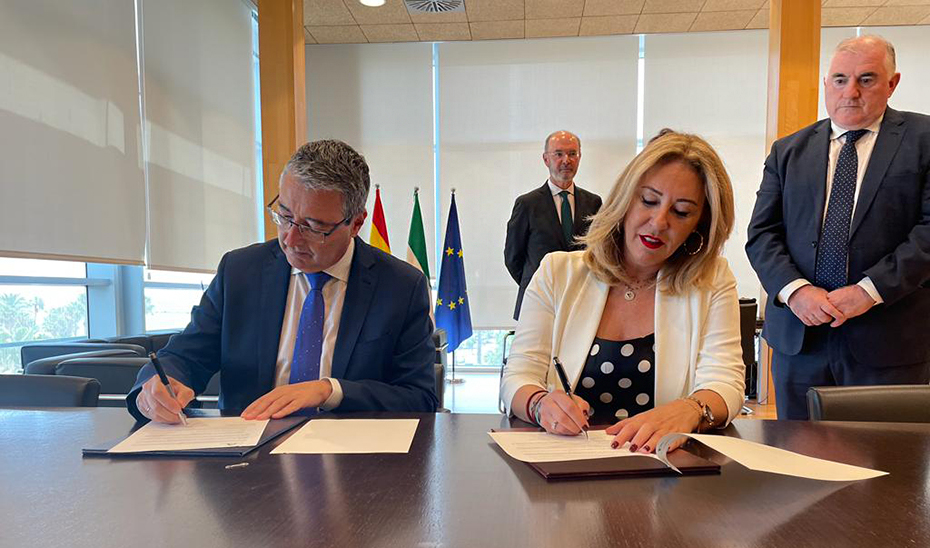 La consejera de Economía, Carolina España, y el presidente de la Diputación de Málaga, Francisco Salado, durante la firma del convenio.