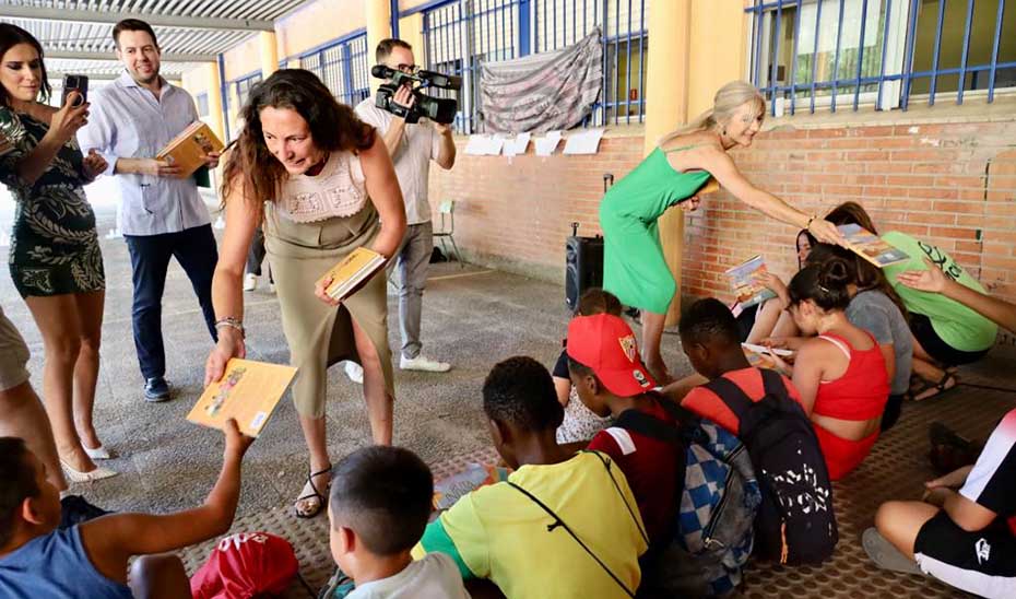 Las consejeras de Desarrollo Educativo, Patricia del Pozo, y de Inclusión Social, Loles López, durante el reparto de libros.