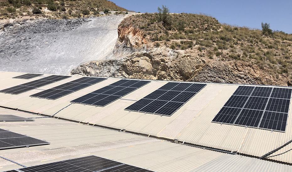 Instalación fotovoltaica de la empresa proveedora de mármol y piedra natural Natural Stone Tino en Macael (Almería).