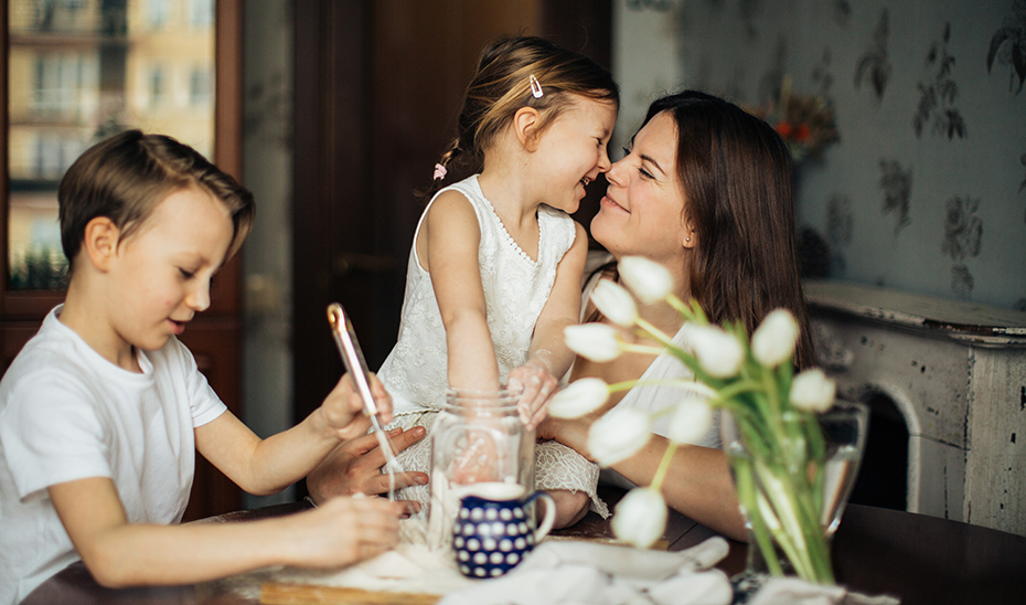 Mujer con hijos menores.