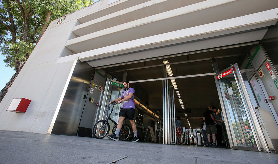 Un usuario de Metro de Sevilla sale con su bicicleta de la estación de Ciudad Expo.