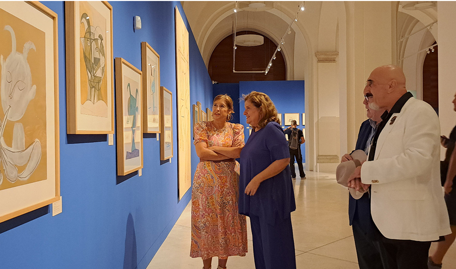 La delegada Territorial de Turismo, Cultura y Deporte, Gemma del Corral, y la directora del Museo de Málaga, María Morente, en la muestra \u0027La presencia de Picasso\u0027.