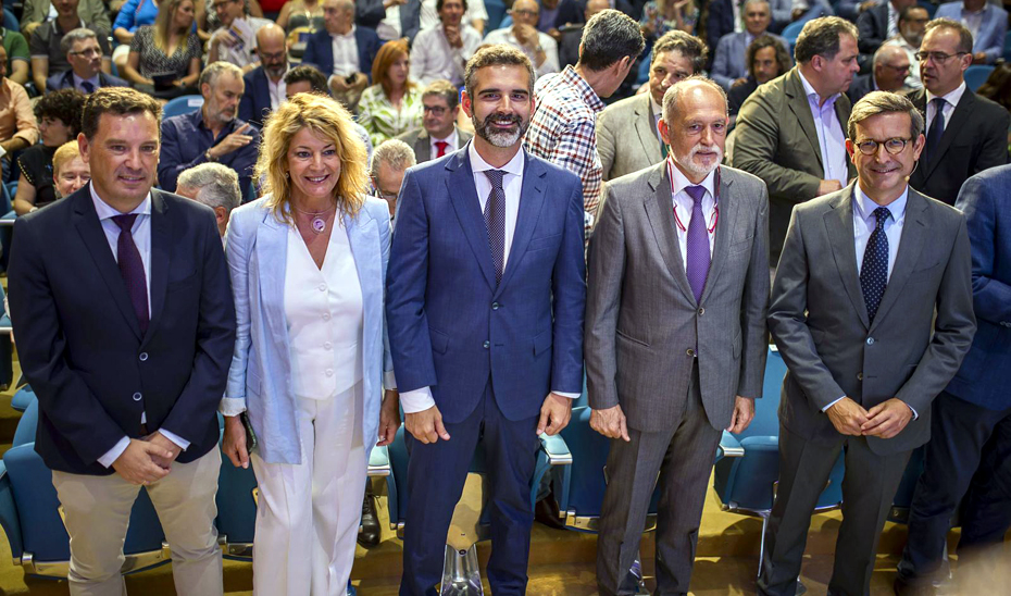 Los consejeros de Industria y Sosteniilidad, Jorge Paradela y Ramón Fernández-Pacheco, junto a otras autoridades en la presentación en Huelva del informe anual de AIQBE.