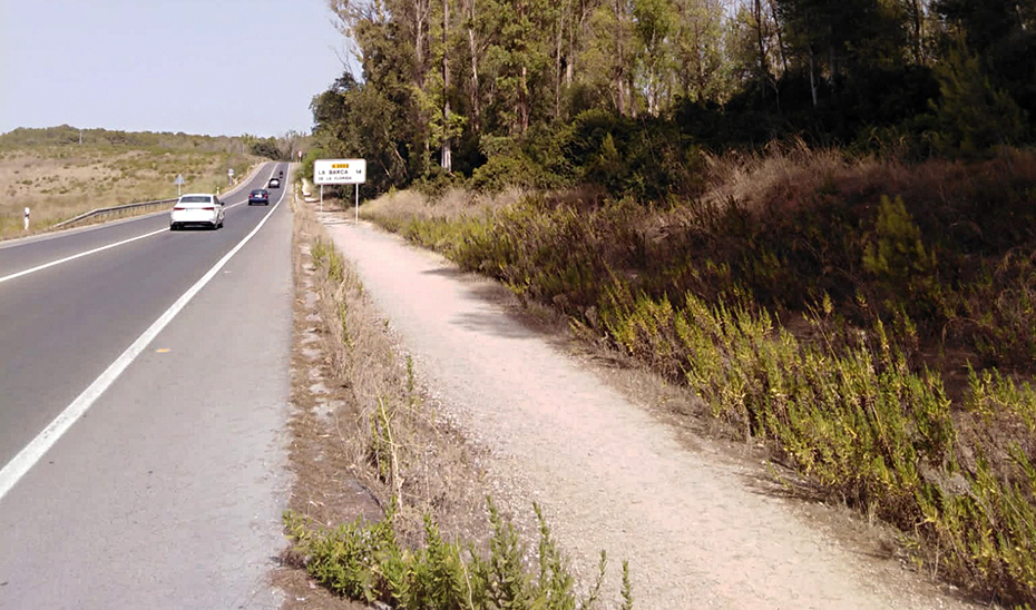 Los trabajos consisten en la conclusión de la vía ciclopeatonal ya existente entre los kilómetros 2 y 26 de la  A-2003.