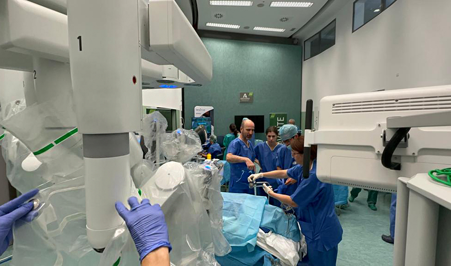 Profesionales sanitarios, durante una jornada de formación con el robot Da Vinci aplicado al área de Otorrinolaringología.