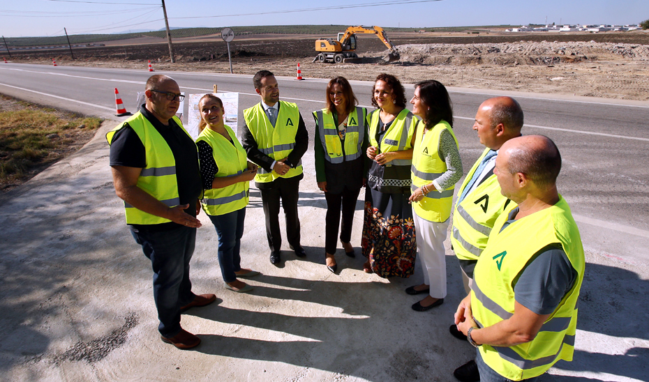La consejera de Fomento, Articulación del Territorio y Vivienda, Rocío Díaz, durante la visita a las obras de remodelación del acceso a Arahal desde la autovía A-92.