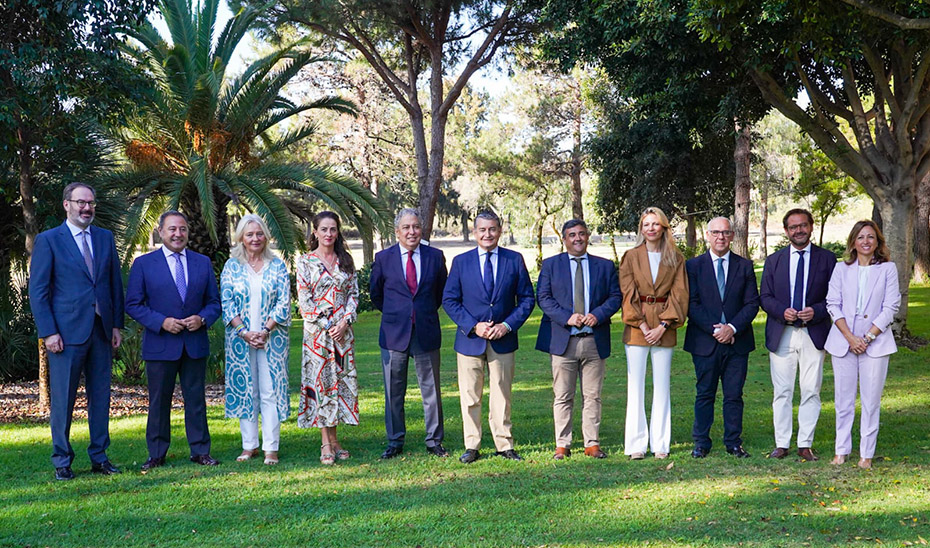 El consejero de la Presidencia, Antonio Sanz, con los delegados provinciales del Gobierno andaluz.