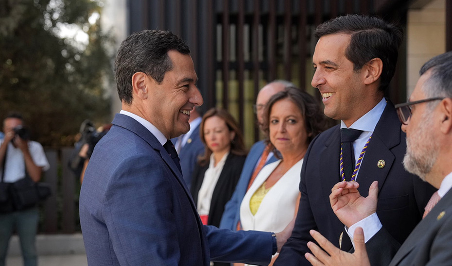 Moreno anuncia la activación de un plan específico para impulsar la industria farmacéutica en Andalucía