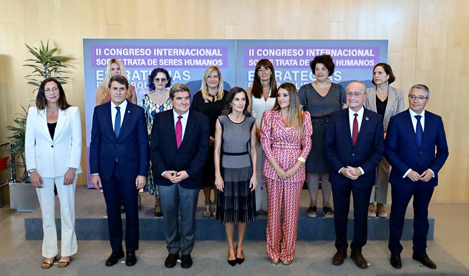 Loles López -a la izquierda- posa junto a la Reina Letizia y el resto de autoridades en la foto conmemorativa del acto de inauguración del congreso.