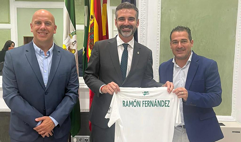 El consejero, durante el encuentro que ha mantenido con los representantes de la Federación Andaluza de Fútbol.