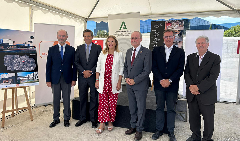 Carolina España, durante la visita a las obras de la primera residencia para trabajadores del Málaga TechPark.