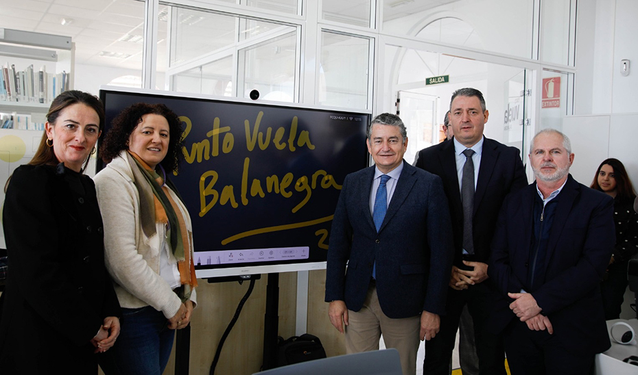 El consejero de la Presidencia, Interior, Diálogo Social y Simplificación Administrativa, Antonio Sanz, durante la inauguración del nuevo Punto Vuela en la localidad almeriense de Balanegra.