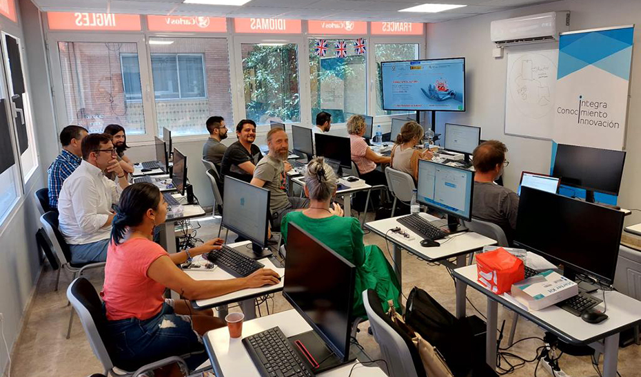 Imagen del artículo Empleo abre la inscripción para nueve cursos gratis en tecnología 5G para 400 alumnos andaluces