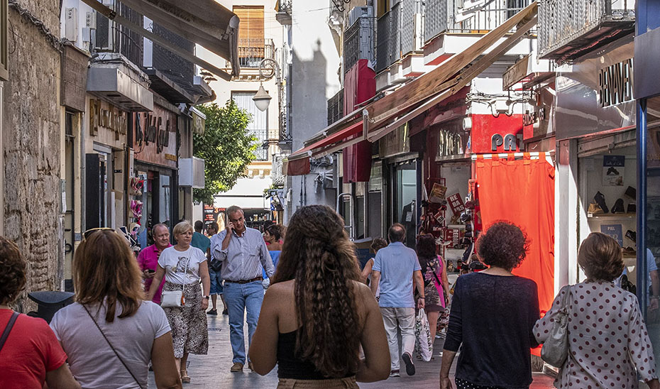 Ciudadanos caminan por el centro de Sevilla.