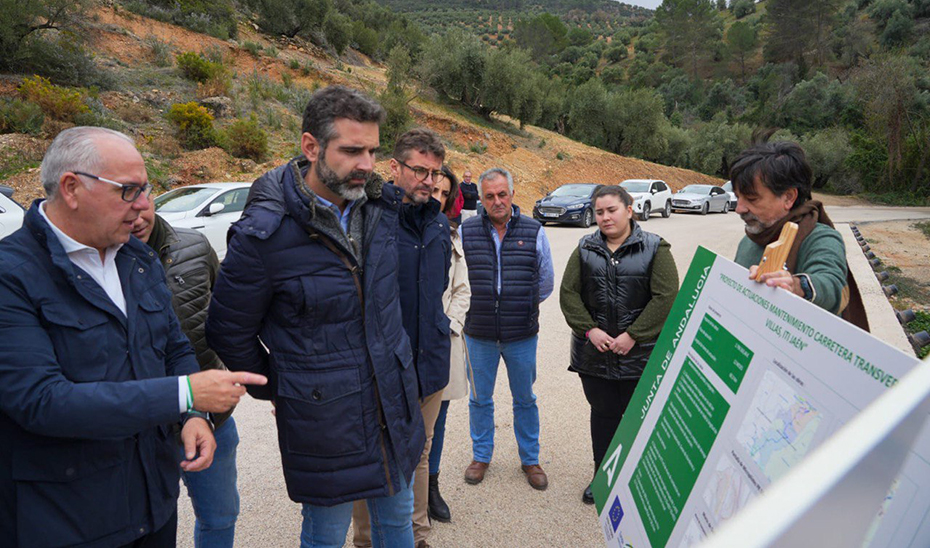 El consejero de Sostenibilidad, Ramón Fernández-Pacheco, durante su visita a la finalización de las obras de la Transversal de Las Villas.