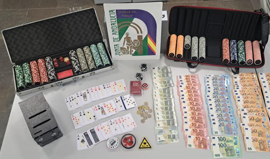 Material incautado por la Unidad de Policía Adscrita en el local de El Cuervo donde se celebraban partidas de póquer de manera clandestina.