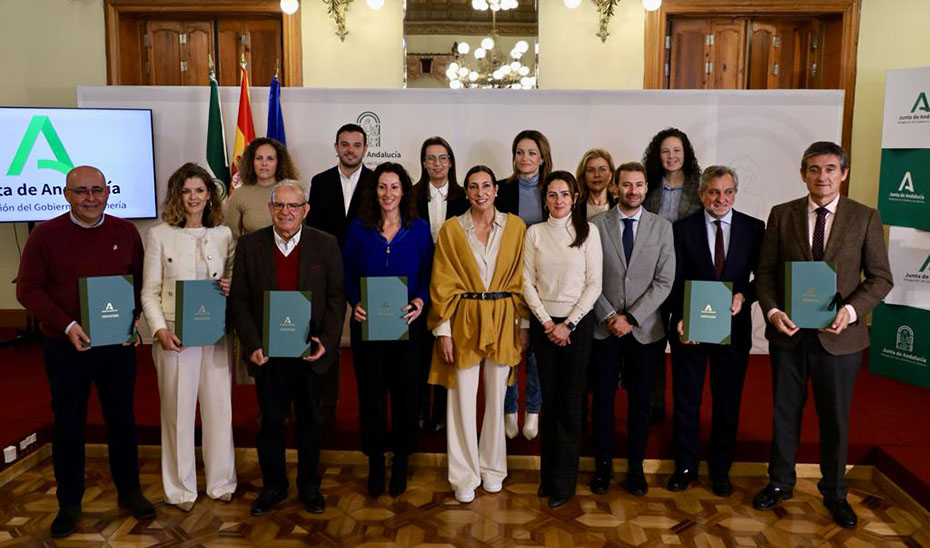 La consejera de Inclusión Social, Loles López, y representantes de las instituciones beneficiarias de resoluciones del Plan Corresponsables en Almería.