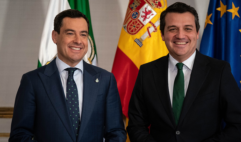 El presidente de la Junta, Juanma Moreno, y el presidente de la FAMP, José María Bellido, han mantenido una reunión en el Palacio de San Telmo.