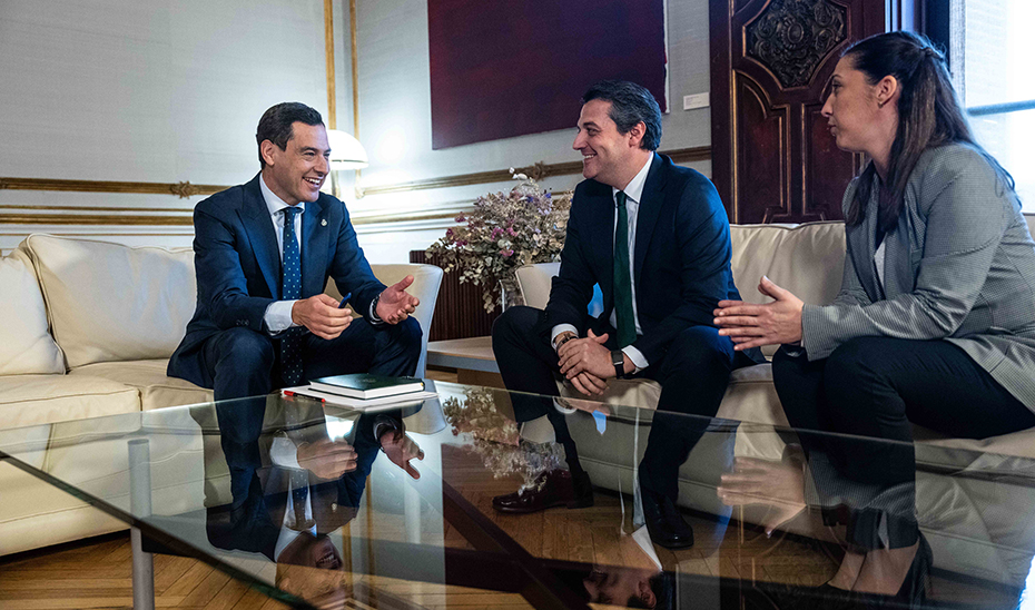 Imagen del encuentro mantenido en el Palacio de San Telmo entre el presidente de la Junta, Juanma Moreno, y el de la FAMP, José María Bellido.