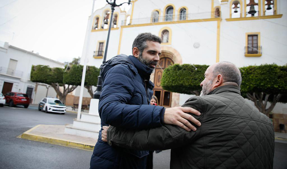 El consejero de Sostenibilidad, Ramón Fernández-Pacheco, durante su visita al municipio almeriense de Dalías.