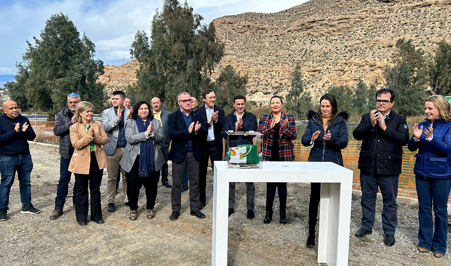 Un momento de la colocación de la primera piedra de la EDAR de Alhama.